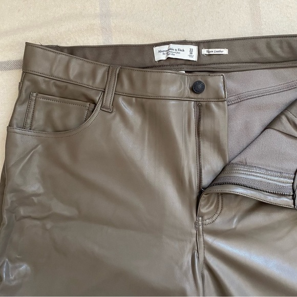 Abercrombie & Fitch High Rise Curve Love Vegan Leather Cargo Pants - Picture 5 of 13